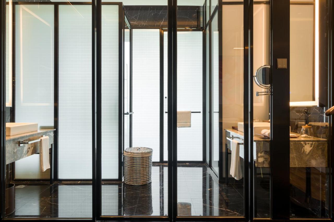 M Resort & Hotel كوالالمبور المظهر الخارجي الصورة A shower enclosure